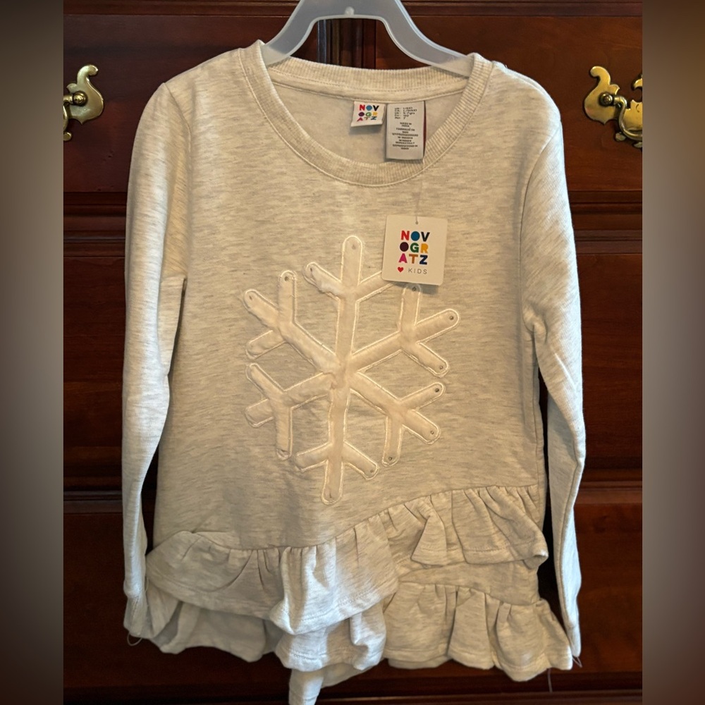 Novogratz long sleeved light gray snowflake top size 6x NWT